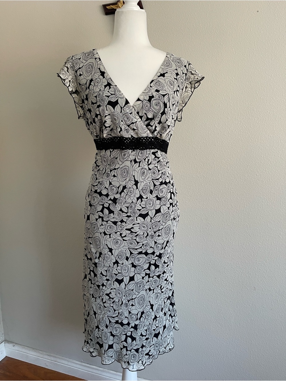 Black & White Floral V-Neck Midi Dress with Waist Detail